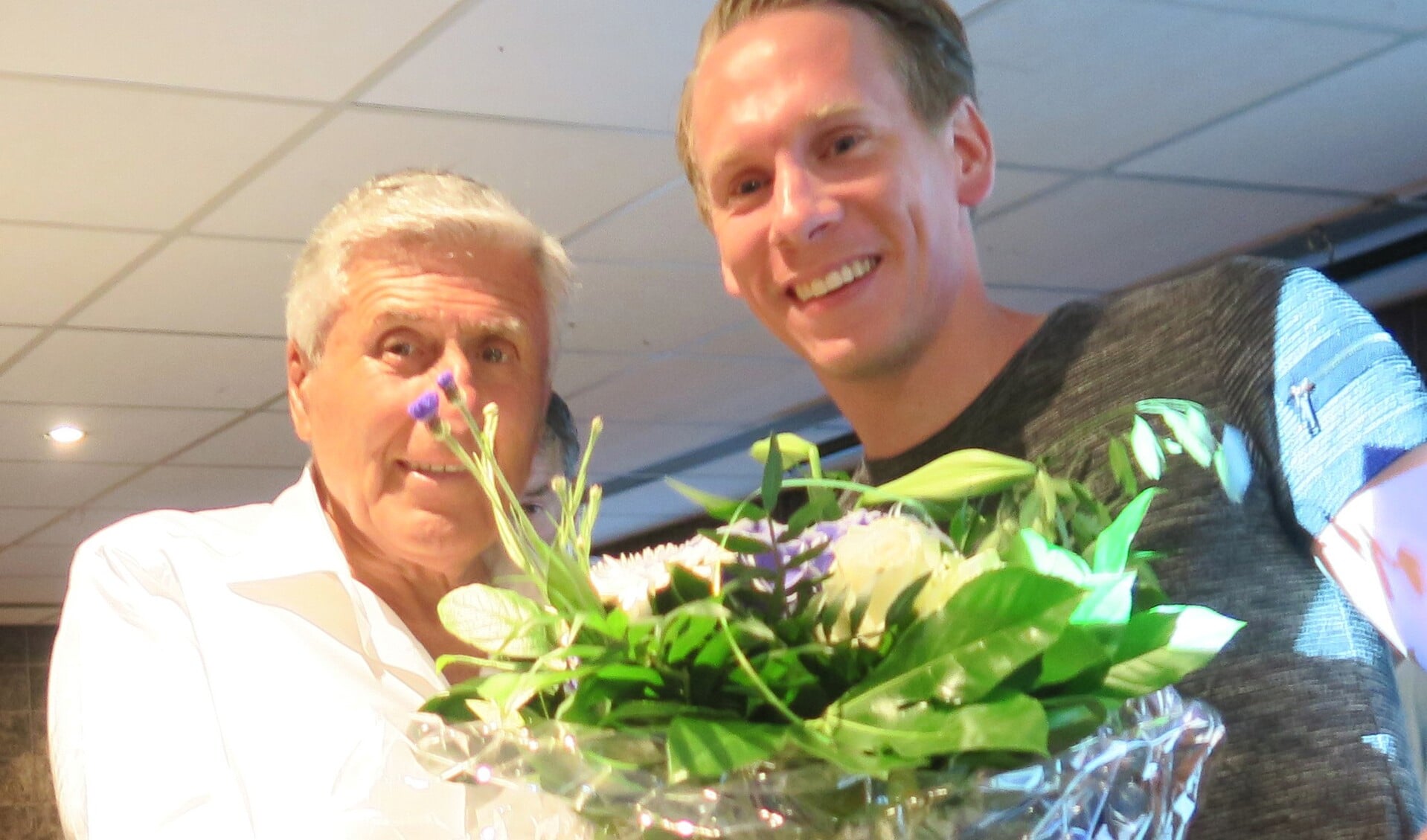 Topscorer Sjors Storkhorst van RKZVC wordt in de bloemetjes gezet door Ajax-icoon Sjaak Swart. Foto: Theo Huijskes