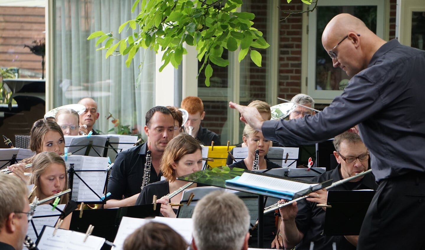 Het orkest tijdens een eerder tuinconcert. Foto: PR