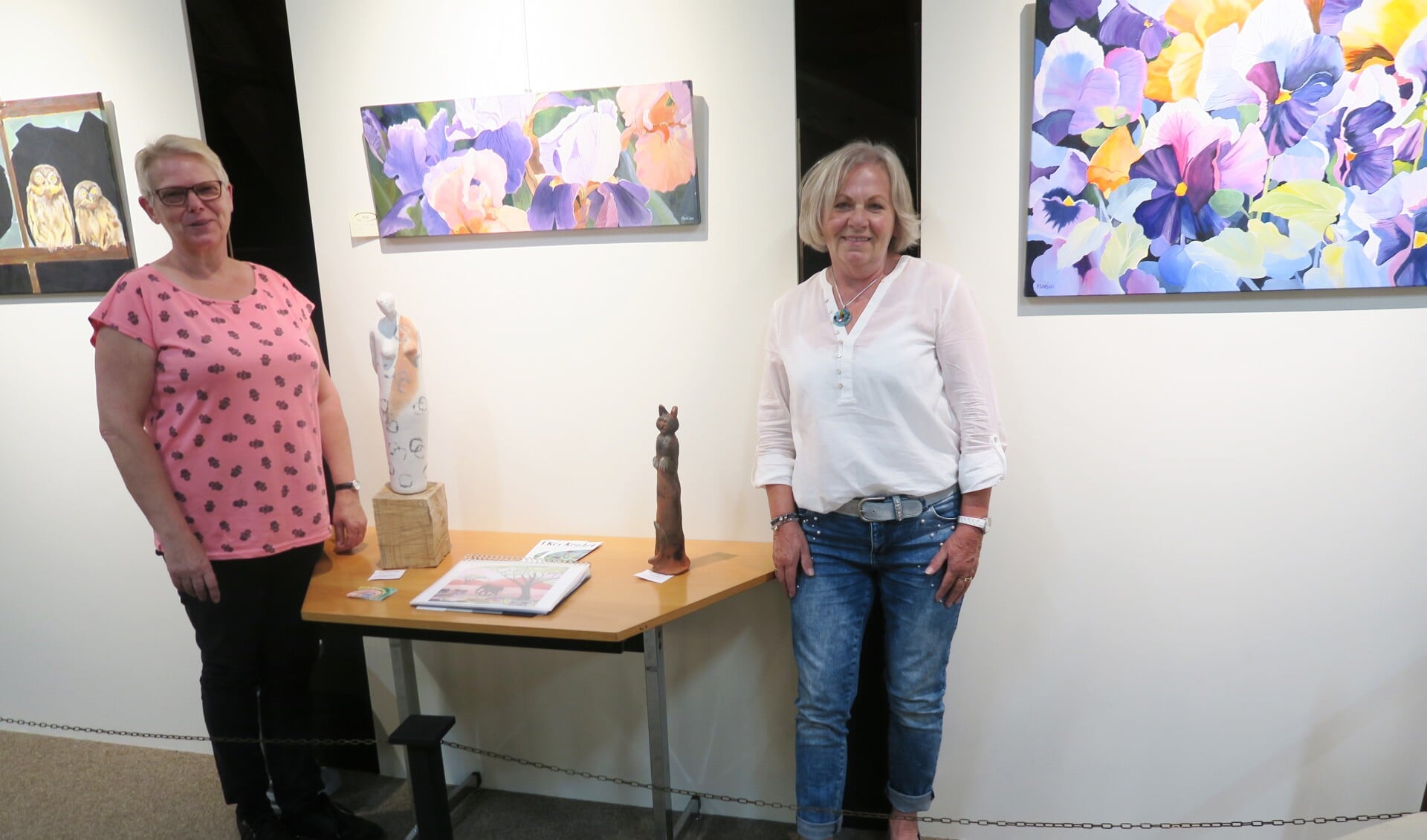 Anny Scharenborg (links) en Joke Meulenbeek (rechts) van Galerie Wij in Groenlo. Foto: Theo Huijskes