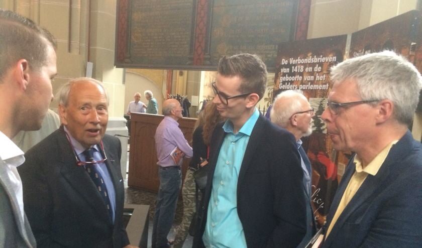 Wethouder Mathijs ten Broeke (derde van links) met prof. Johan Oosterman (rechts) in gesprek met een nazaat van de ondertekenaars van de verbondsbrieven, dhr. Nispen tot Sevenaer, en dhr. Bosch, archivaris van Harderwijk. Foto: PR