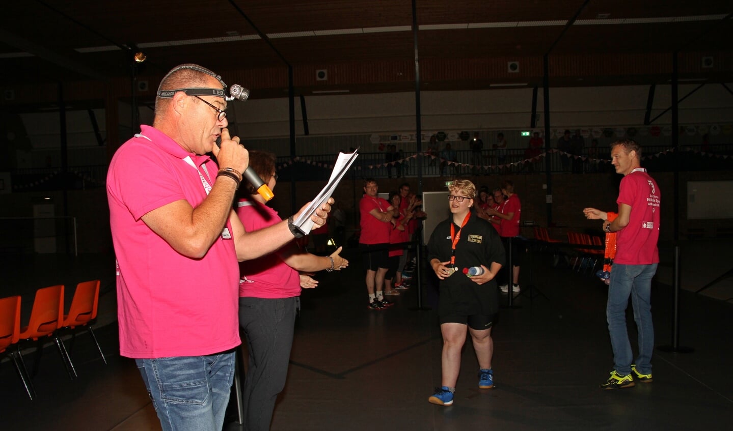 Speaker Maarten Sluiter stelde de badmintonners voor. Foto: Liesbeth Spaansen