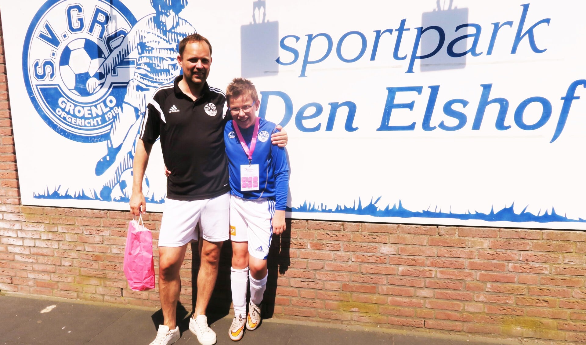 Basten Overkemping met zijn vader, begeleider en trainer Maarten. Foto: Theo Huijskes