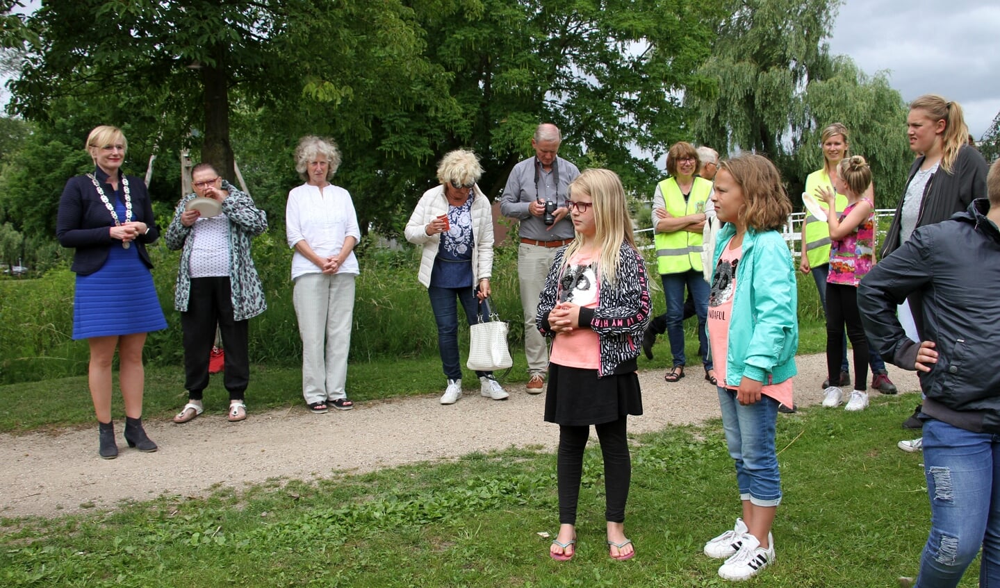 Publieke belangstelling voor het dopen van het pontje van park De Bleijke. Foto: Liesbeth Spaansen