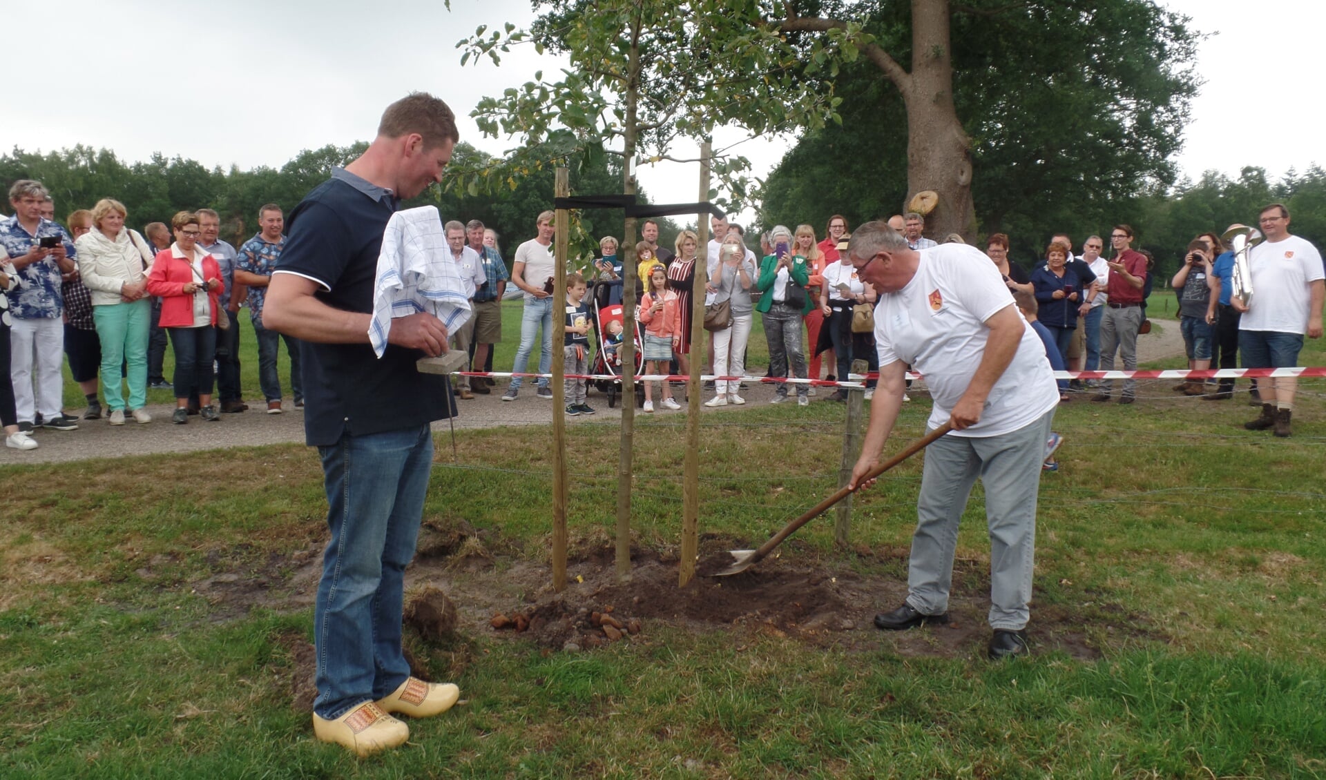 Als blijvende herinnering aan de familiereünie werd er door Jan Lievestro en Bert ten Arve een appelboom op het erf van de boerderij geplant met op de plaquette de tekst 'Lievestro Reünie 300 jaar 2-6-2018'. Foto: Jan Hendriksen. 