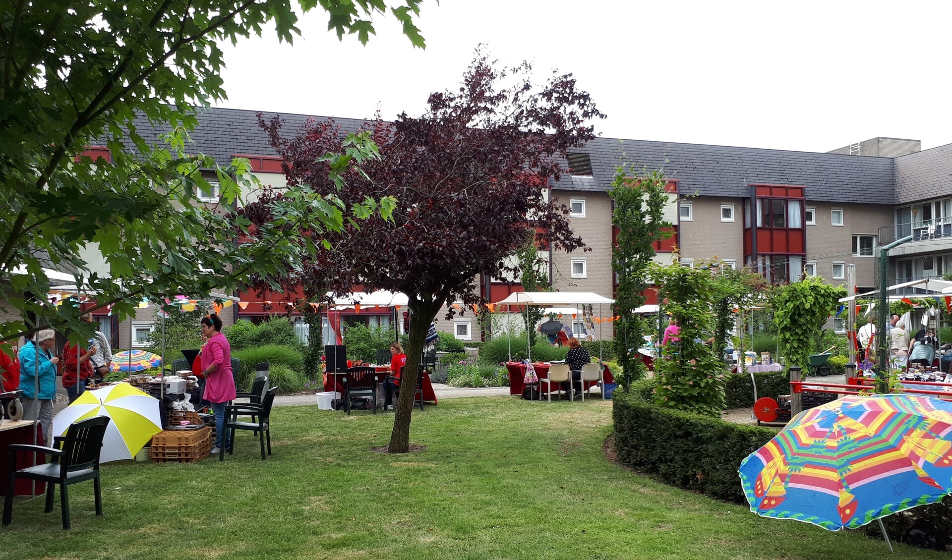 Ook vorig jaar vond er in de binnentuin van Marga Klompé een zomermarkt plaats. Foto: archief Achterhoek Nieuws