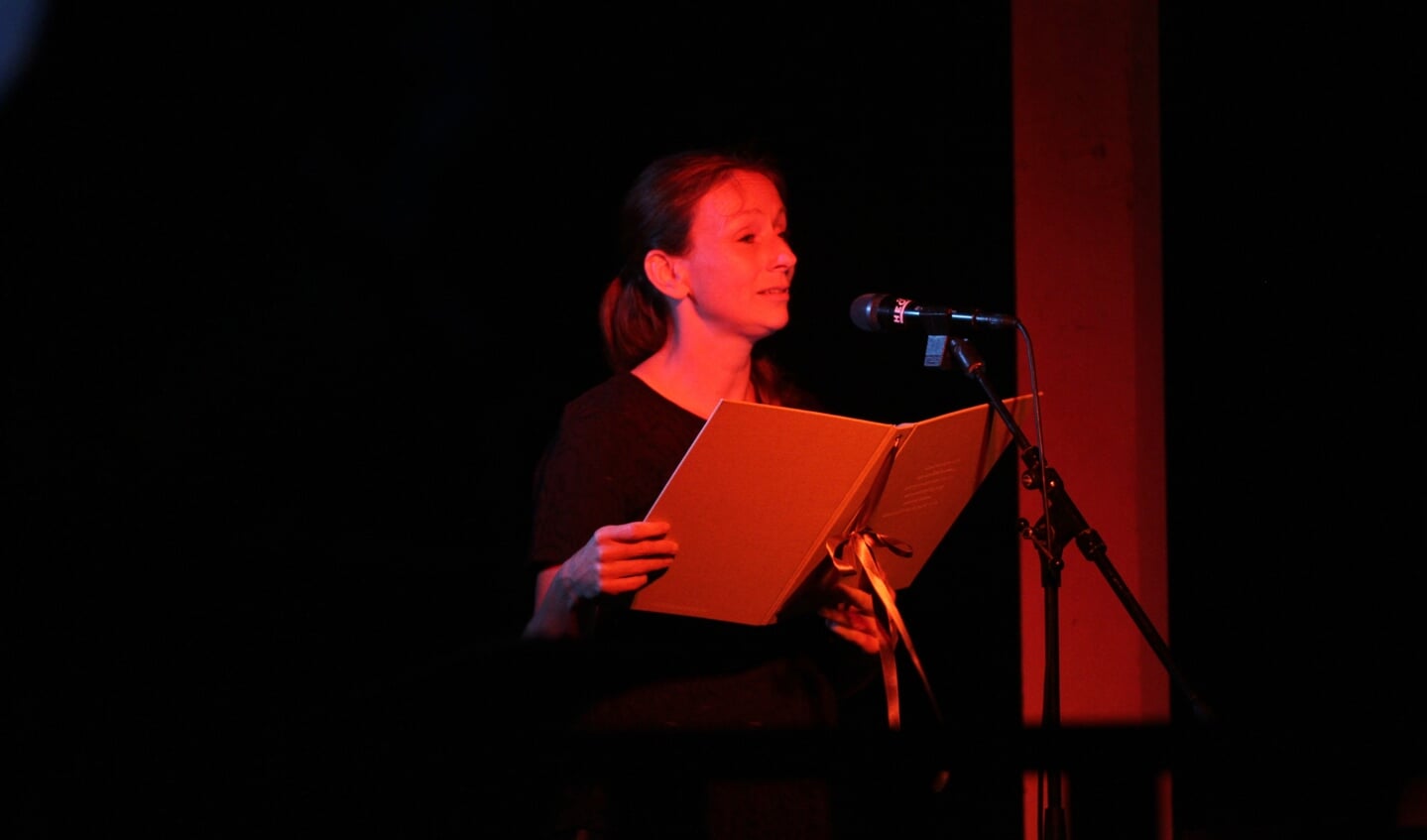 Eva Schuurman draagt gedichten voor tijdens de Kaarsenceremonie. Foto: Liesbeth Spaansen