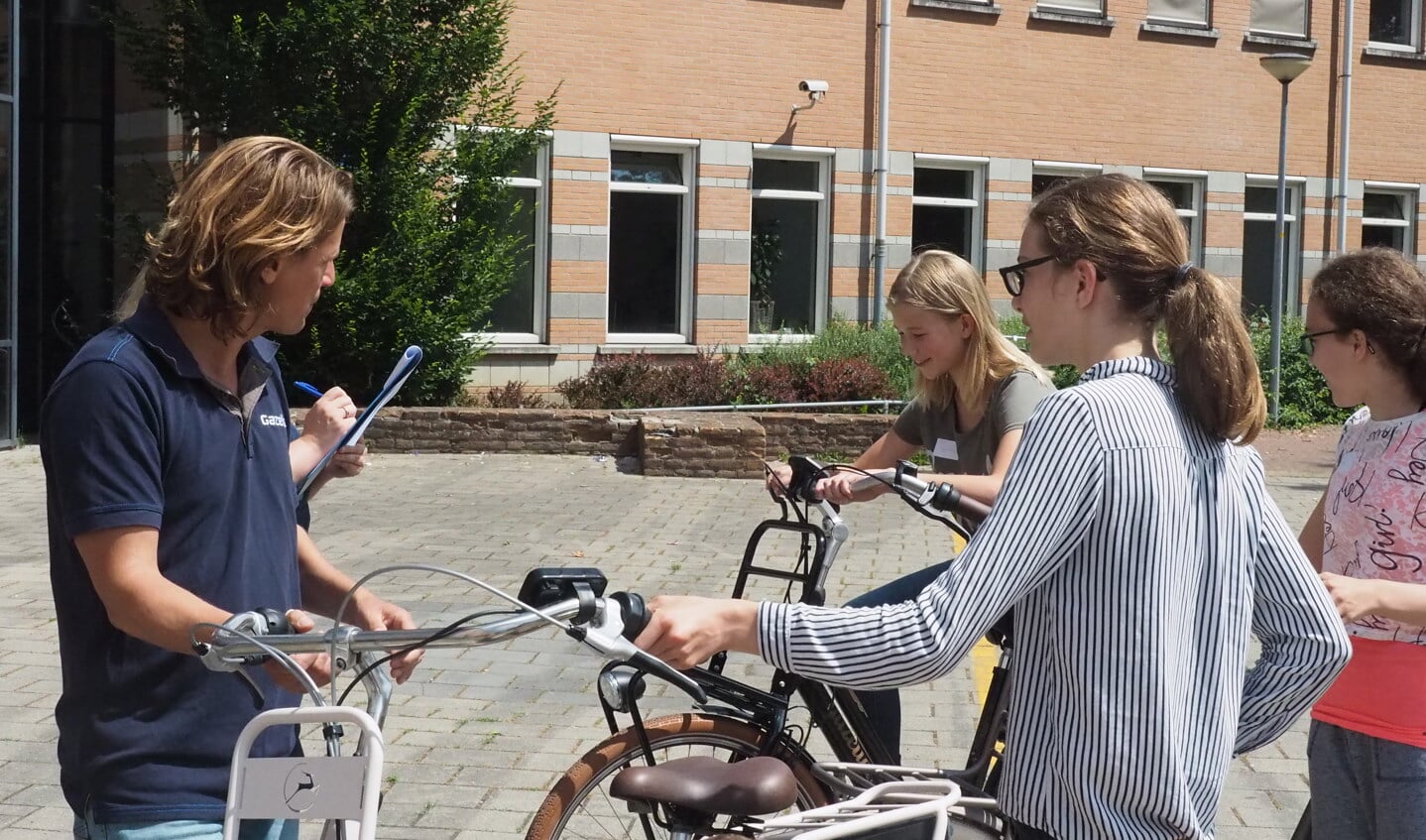 De medewerkers van Gazelle hadden ook enkele fietsen meegebracht, die de leerlingen mochten uitproberen. Foto: PR