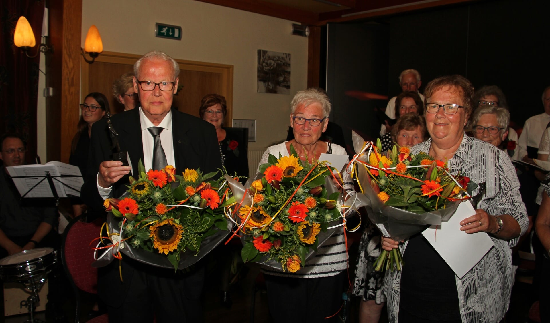 De jubilarissen van Steenrewalt: Bart Beeftink is 50 jaar koorlid, Riekie Harmsen 40 jaar en Rikie Hiddink 50 jaar. Foto: Liesbeth Spaansen