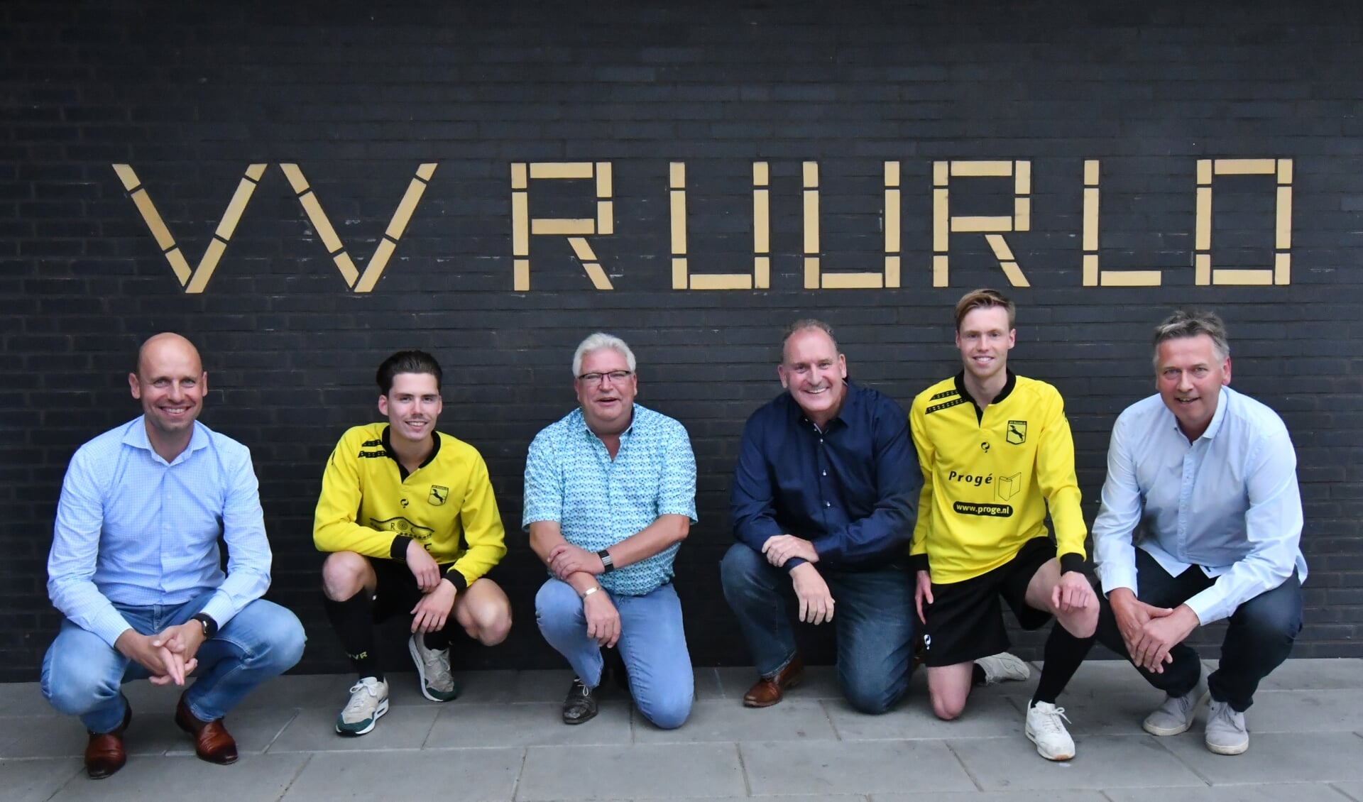De vier nieuwe hoofdsponsors Bert Ruesink, Wiebe Lusink (speler JO19-1), Rob Meijer, Wiljo Peters, Ted Boeijink (speler Ruurlo 1) en Hans Lenselink (vlnr). Foto: PR