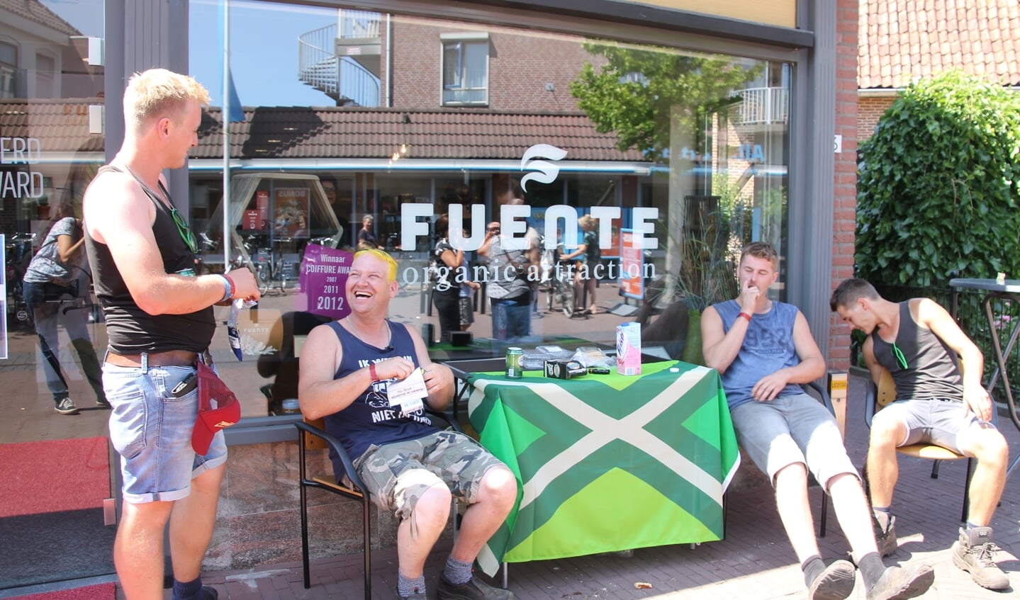 Speciaal voor de bijzondere klant had Kuijpers Hair & Welness buiten een zitje gemaakt, met de gloednieuwe Achterhoekse vlag als tafelkleed. Foto: Annekée Cuppers