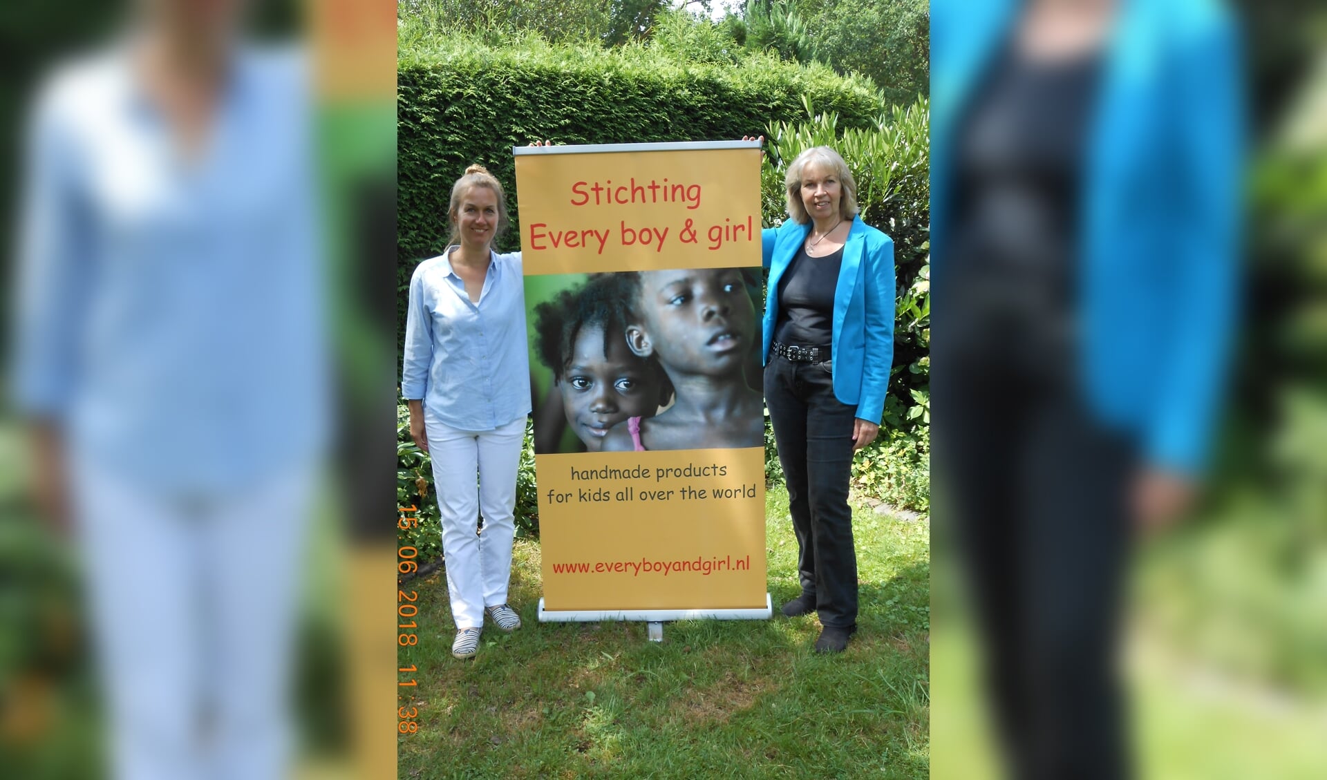 Marjan Koffeman (r) samen met Annerieke Overvelde voor een reclamezuil van Stichting Every boy & girl.  Foto: PR. 
