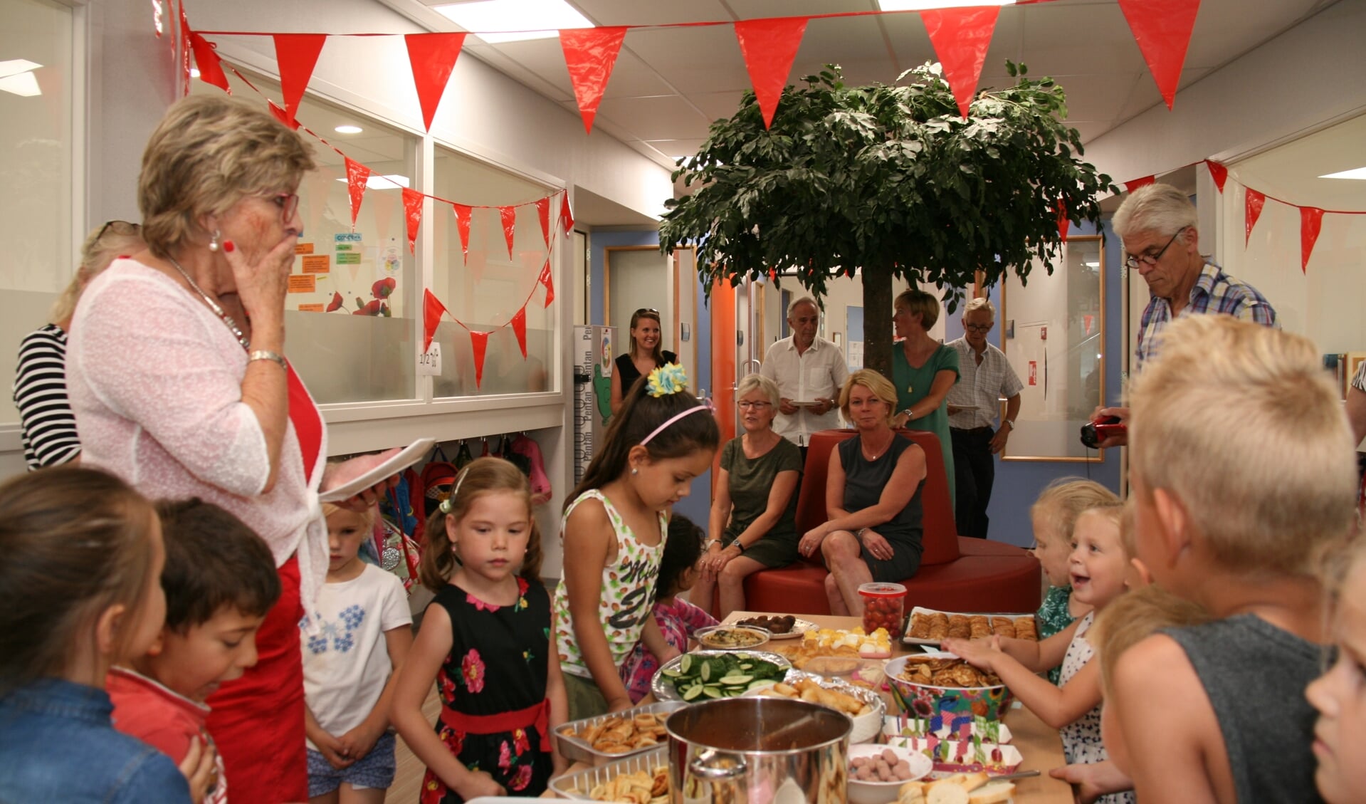 Juf Joke bij het hapjesbuffet, dat door ouders van leerlingen is gemaakt. Foto: PR