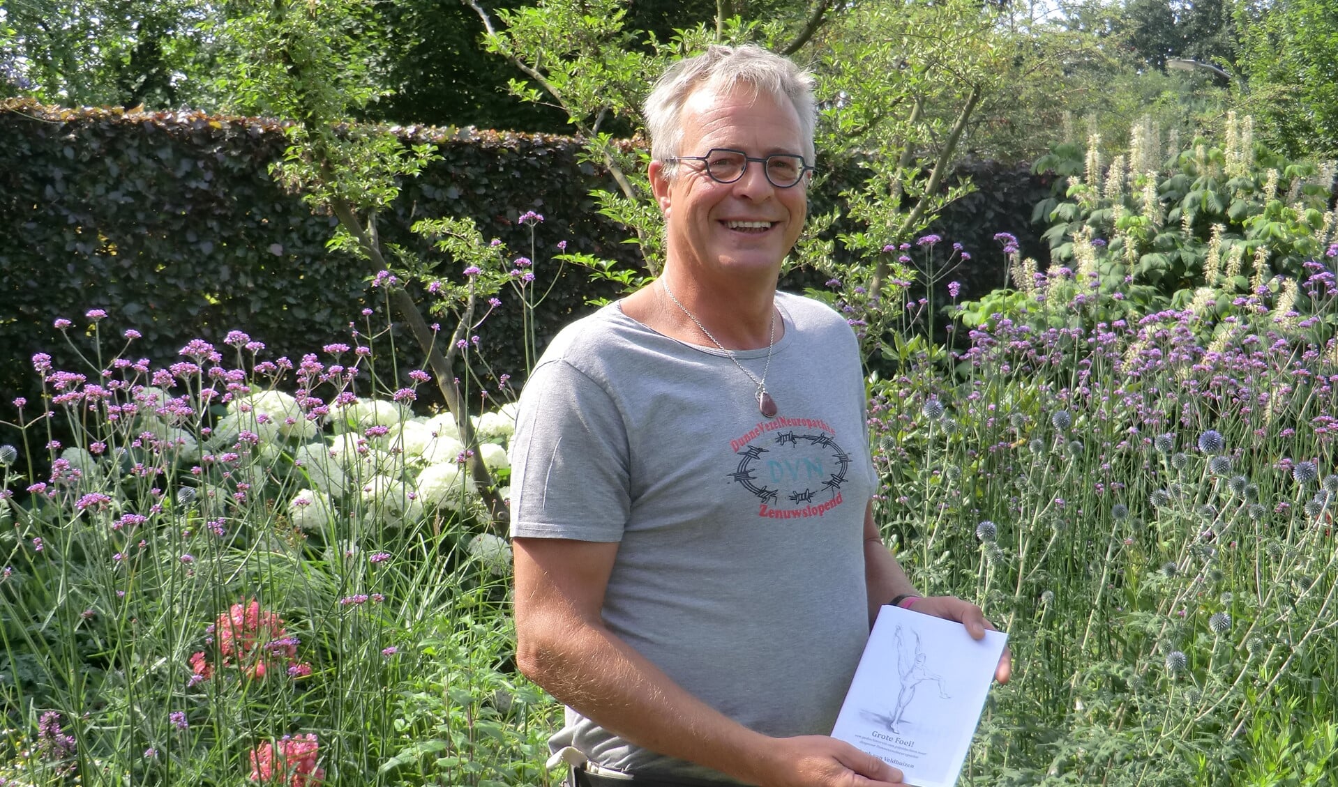 Henk van Veldhuizen met zijn boek. Foto: Walter Hobeman