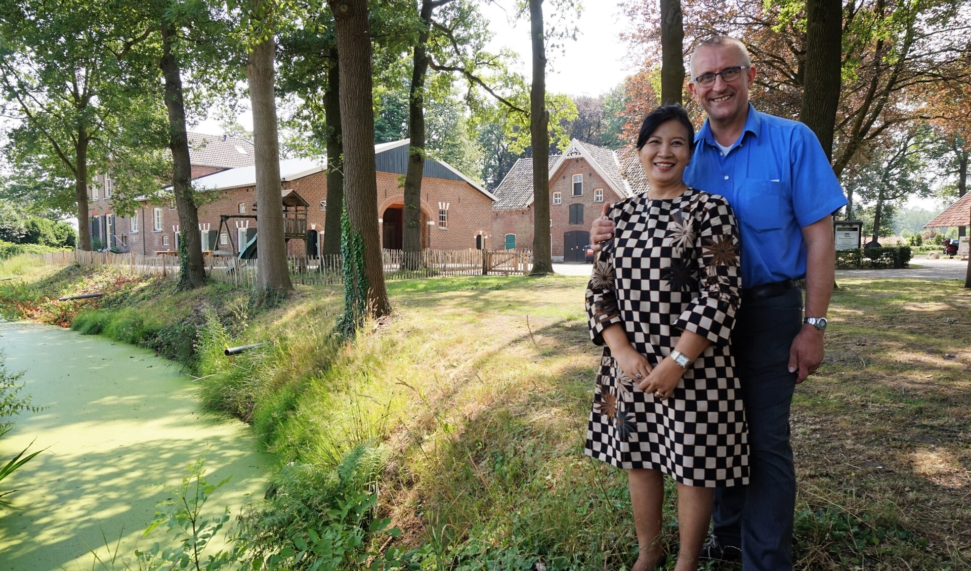 Gerhard Huetink en Nina Martina bij de gracht op Roerdinkhof. Foto: PR