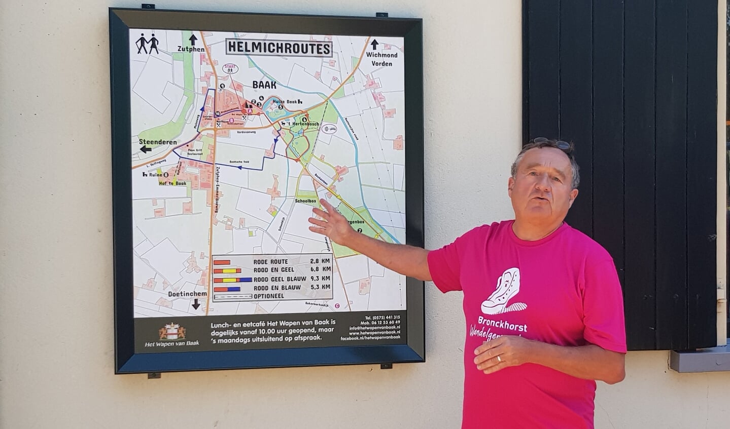 Frans Helmich, de wandelgids tijdens de wandelroute in Baak, toont op de kaart waar de route de wandelaars heen brengt. Foto: Alice Rouwhorst