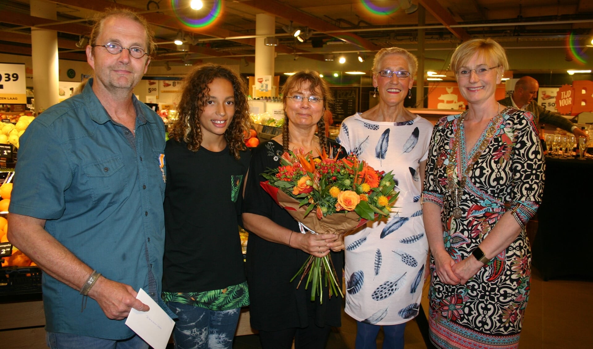 Toon en Petra kregen de versierselen opgespeld door burgemeester Besselink. Foto: PR