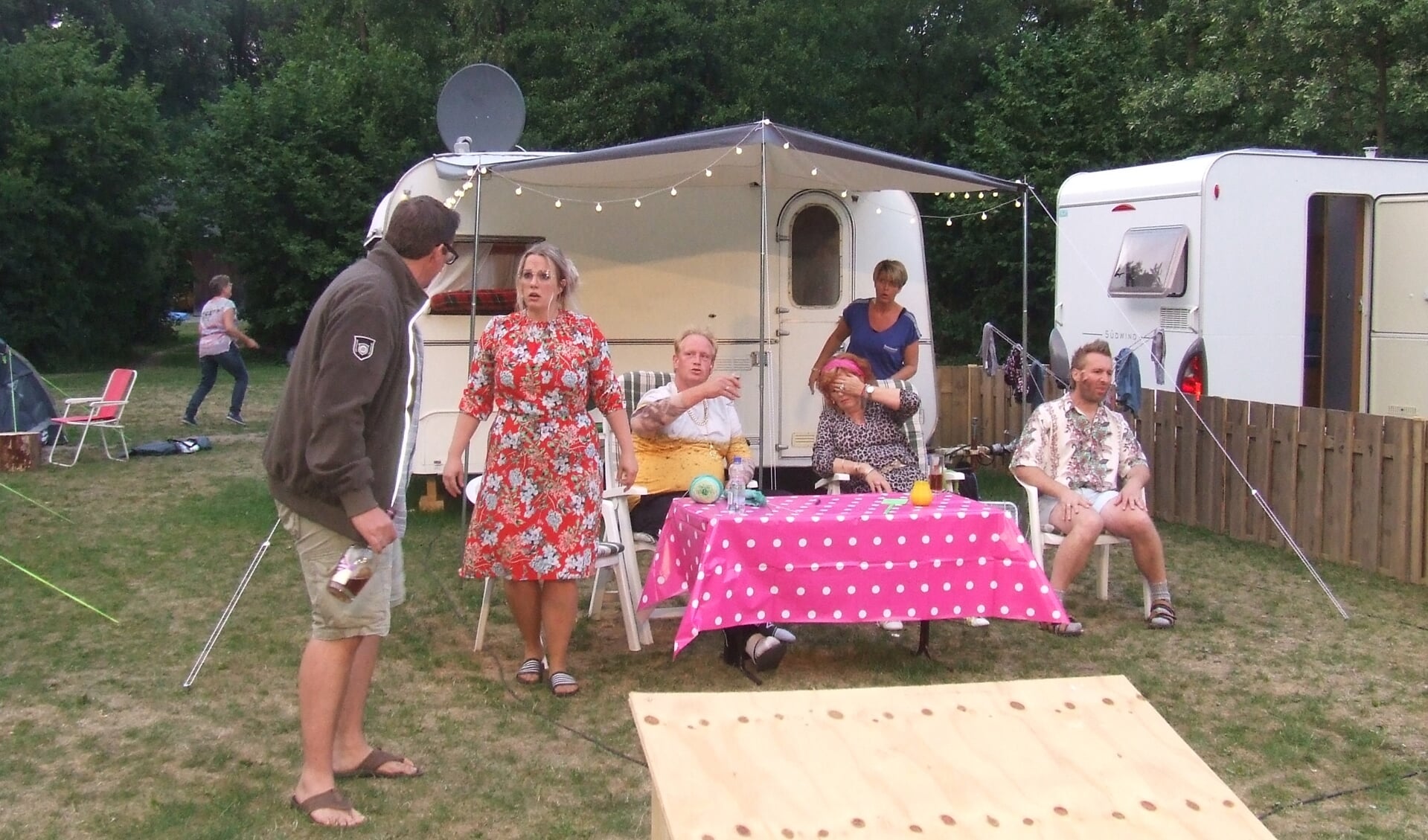 Jos gaat tegen wil en dank samen met zijn vrouw Ina mee naar de camping. Foto: PR