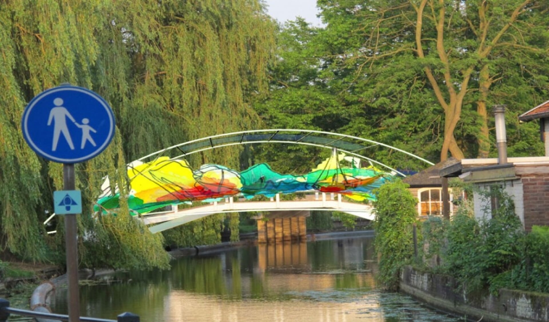 Een voorbeeld van hoe kunst, overkapping en brug in Borculo worden gecombineerd. Foto: Stichting Overdekte Berkelbruggen