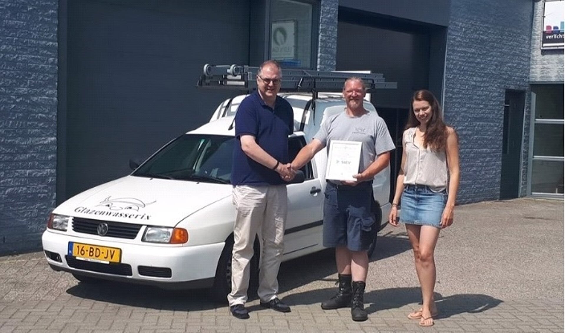 Tibo van Hout van Glazenwasserix neemt het certificaat in ontvangst. Foto: PR