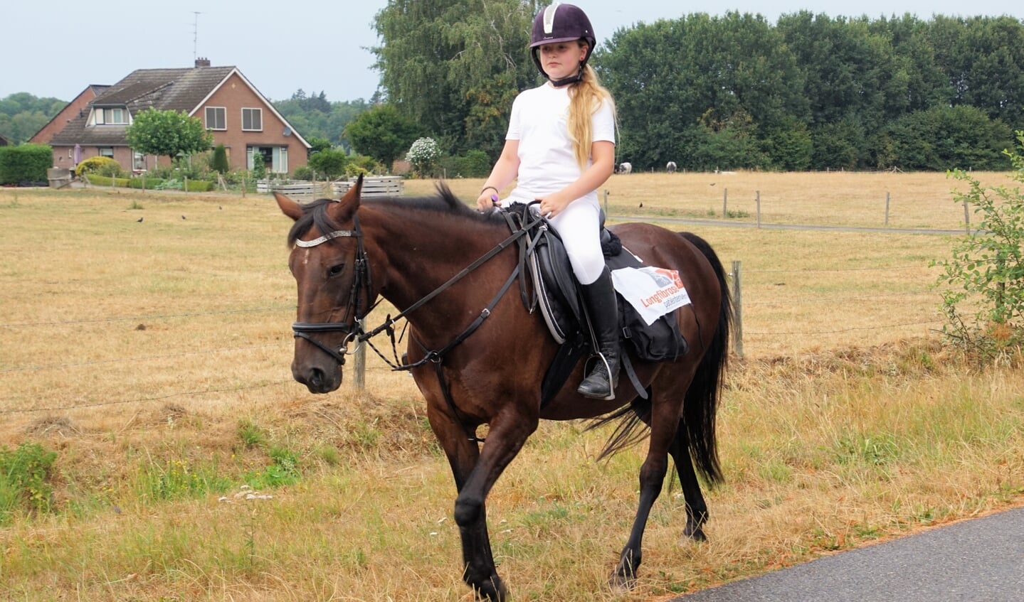 Lotteke met haar pony Laila. Foto: Frank Vinkenvleugel
