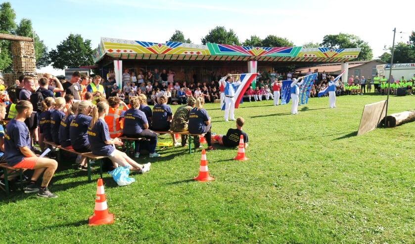 Het traditionele vaandel zwaaien op de maandagmorgen van de kermis. Foto: Theo Huijskes
