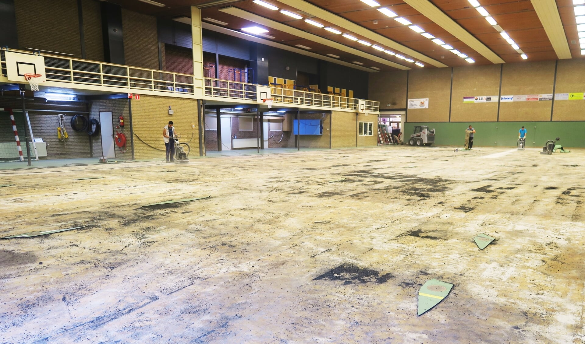 Met het slopen en afvoeren van de oude sporthalvloer is afgelopen maandag een start gemaakt. Foto: Theo Huijskes