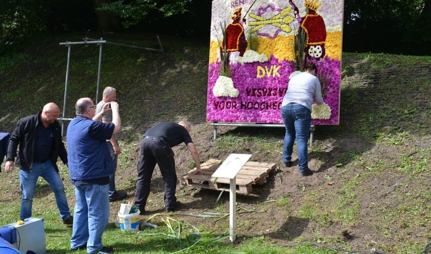 De Vrolijke Knobbelaars tijdens het plaatsen van hun paneel afgelopen jaar.Foto: Stichting Grolse Kermis