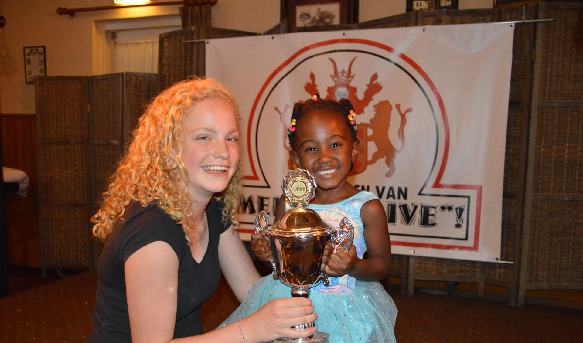 Winnaar bij de jeugd tijdens De vrienden van Medler Live werd de vijfjarige Unathi Groot Nuelend onder begeleiding van Anna Otten met het 'Vliegerlied'. Foto: PR. 