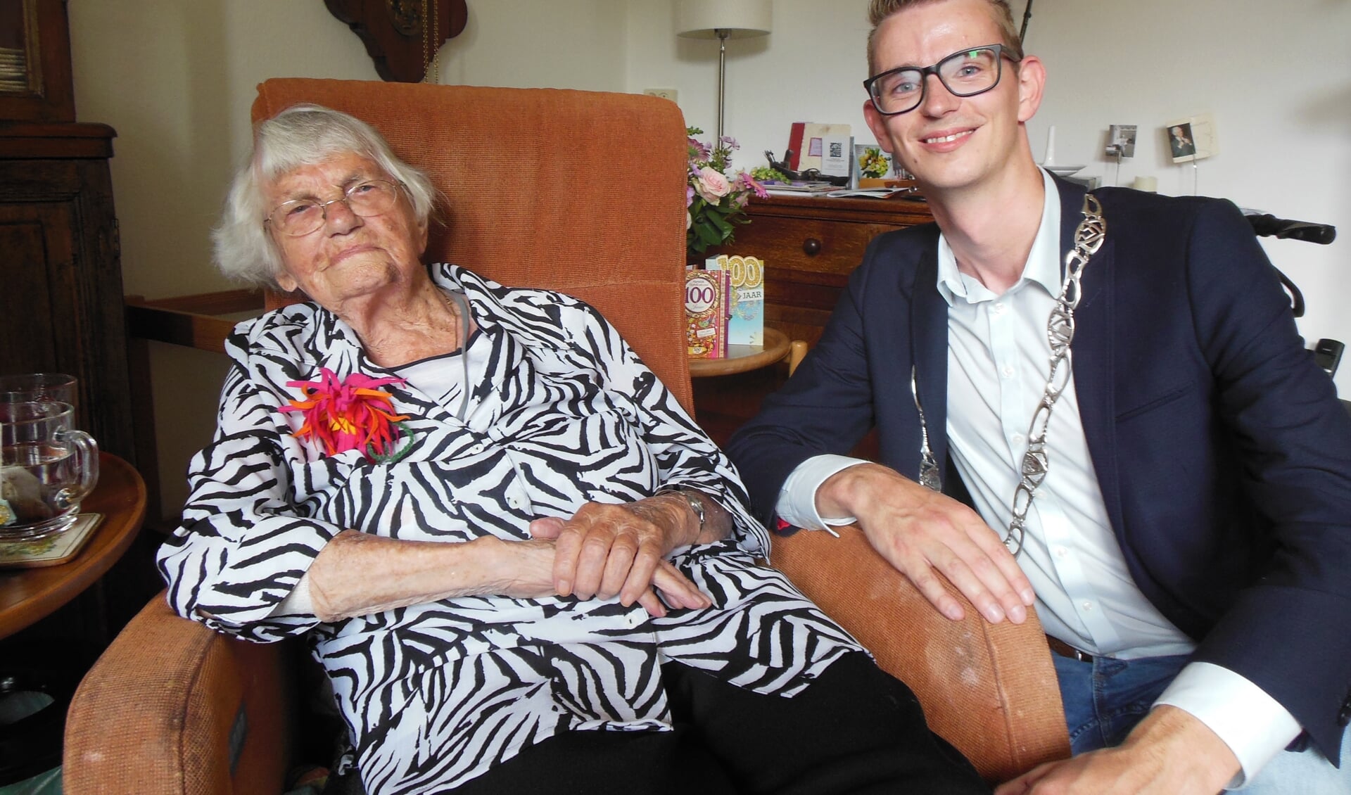 Mevrouw Buijs-van Berghem kreeg donderdag 19 juli wethouder Mathijs ten Broeke op visite. Namens de gemeente feliciteerde hij de Warnsveldse met haar 100ste verjaardag. Foto: Eric Klop 