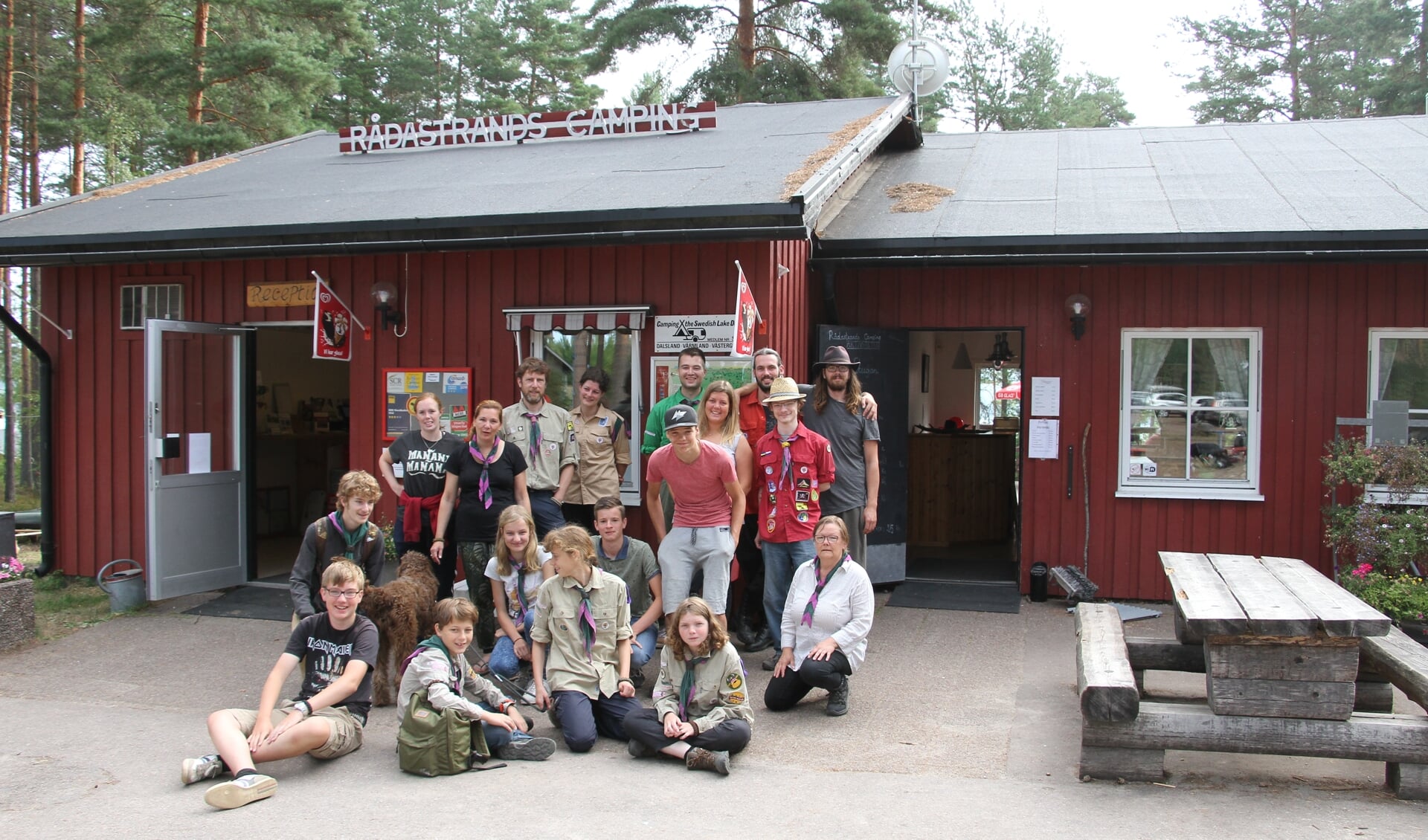 Scouts, explorers, stamleden en leiding van Scouting Sweder van Voorst nemen afscheid van Tobias Moes (r.) en Rådastrands Camping. Foto: Scouting Sweder van Voorst