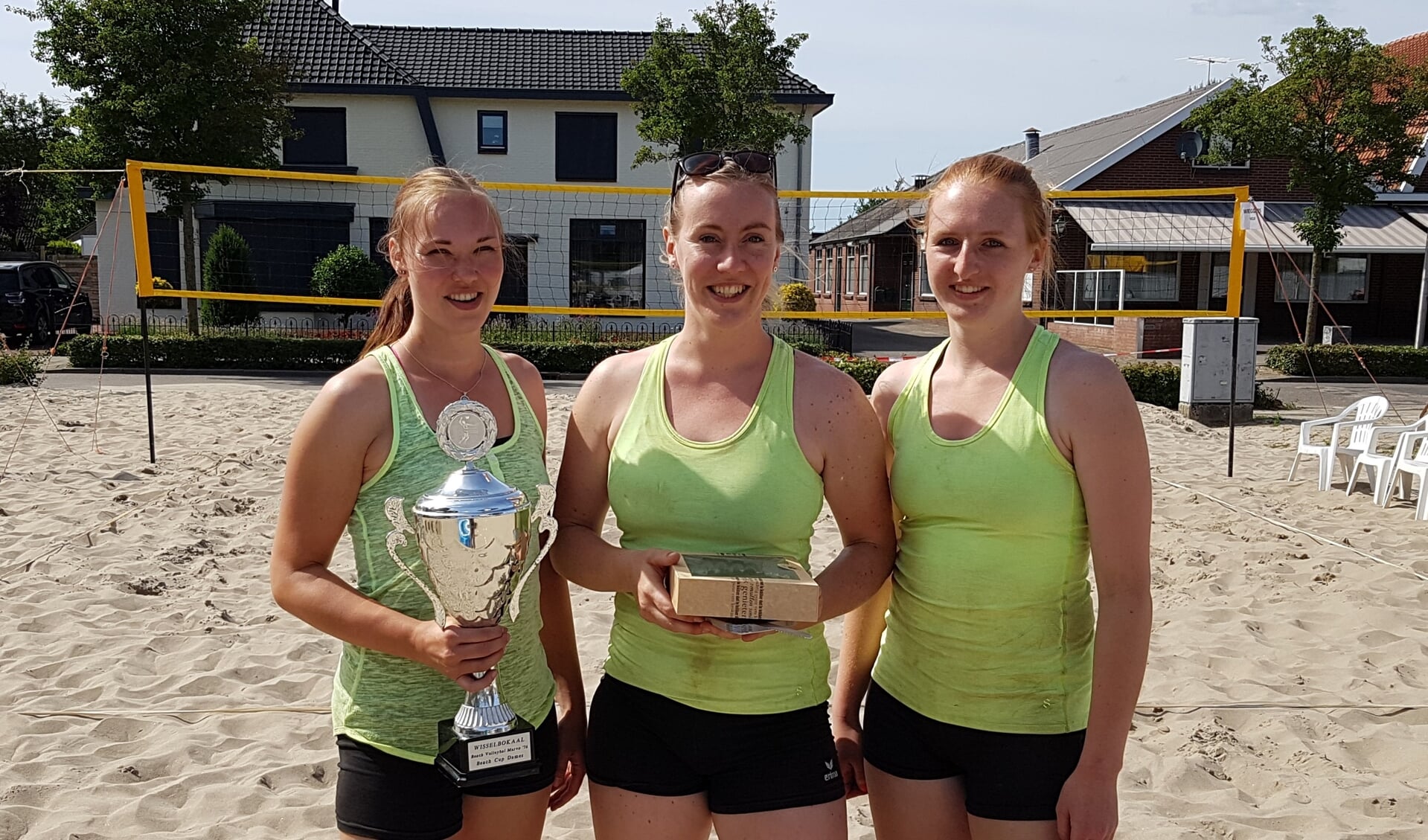 Het winnende team van de dames Beach Cup. Ilse, Kirsten & Fleur met de behaalde prijzen. Foto: Peter Kolkman