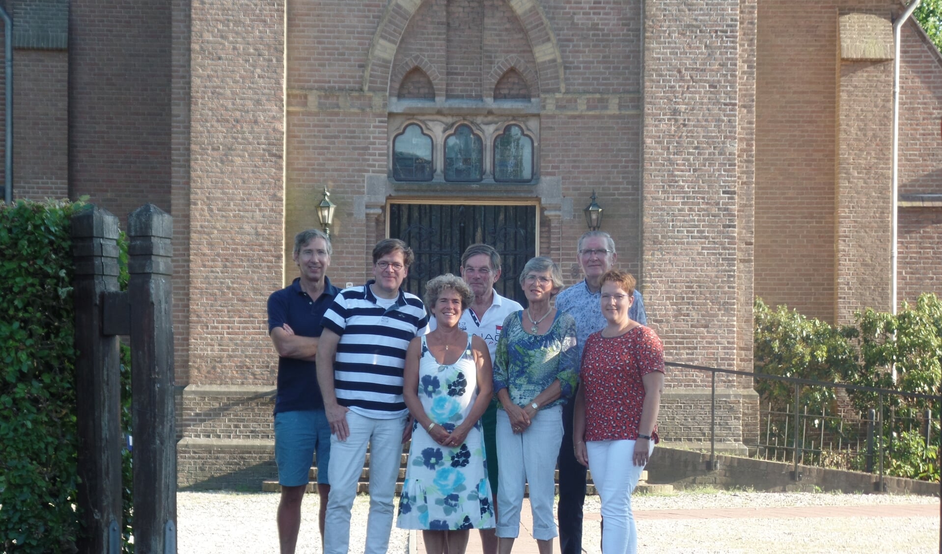 het bestuur en de activiteitencommissie van de Stichting Behoud Willibrorduskerk Ruurlo. Foto: Jan Hendriksen.  