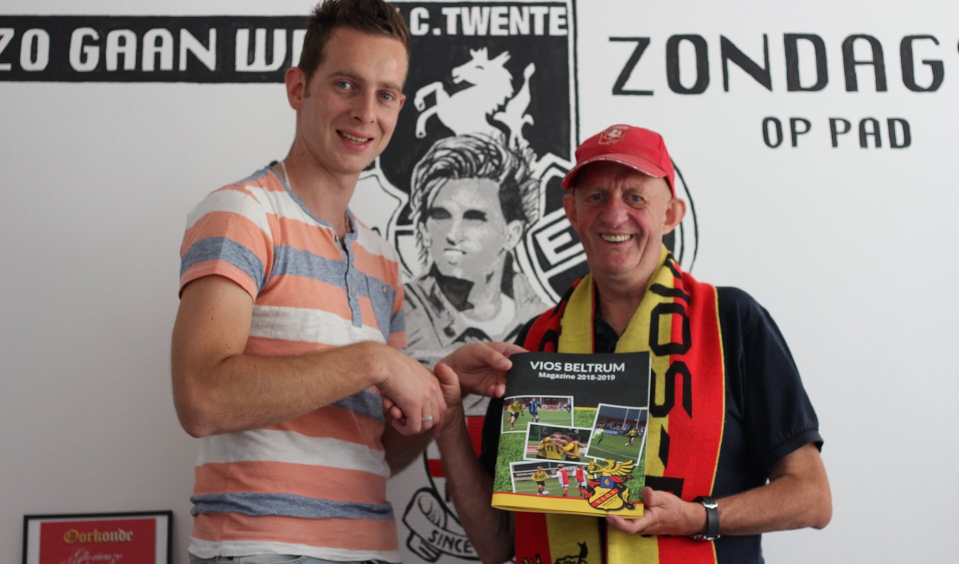 Niek Tuinte reikt het magazine uit aan clubicoon Wilfried 'Prutje' Hoitink. Foto: PR
