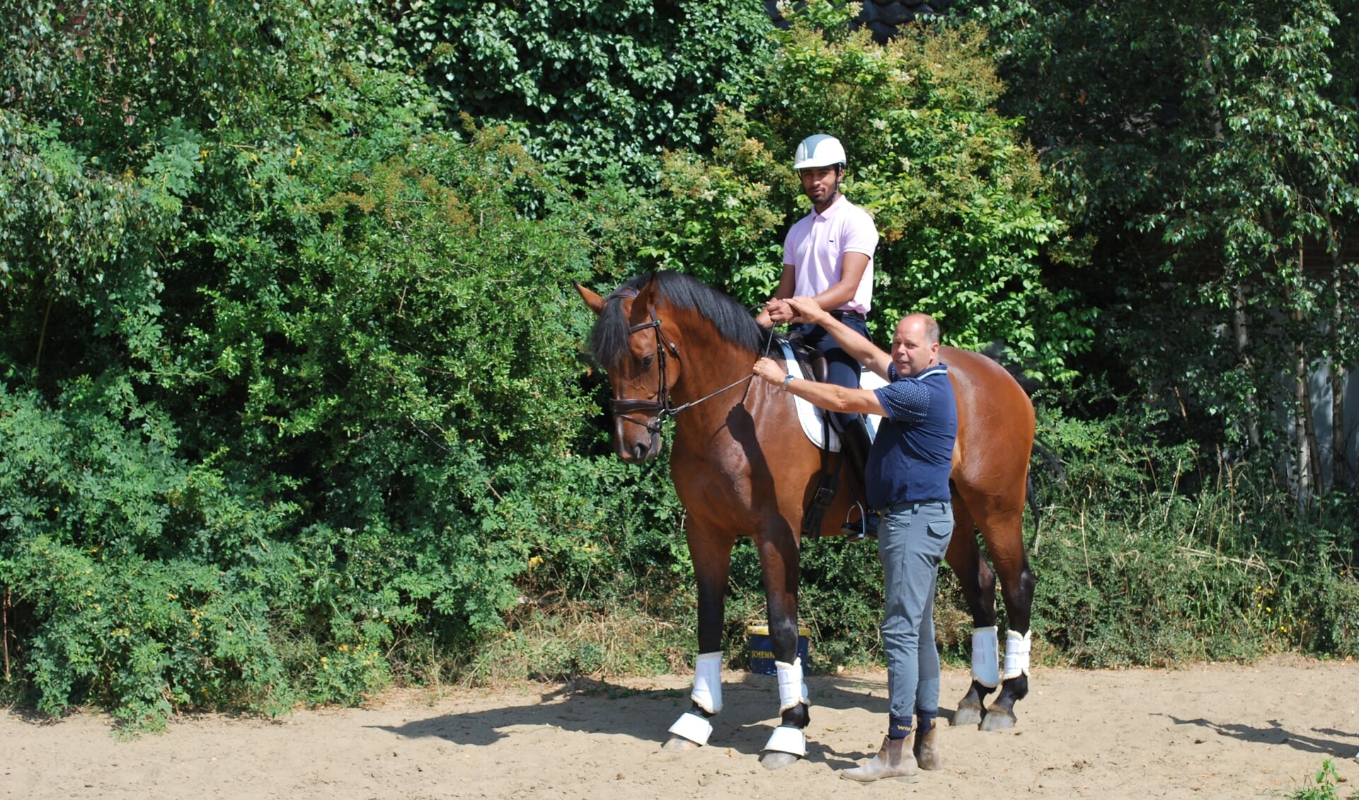 Hennie Schennink geeft instructie aan Patwant Singh op het paard Goldroos van Numero Uno. Foto: Margreet Nusselder