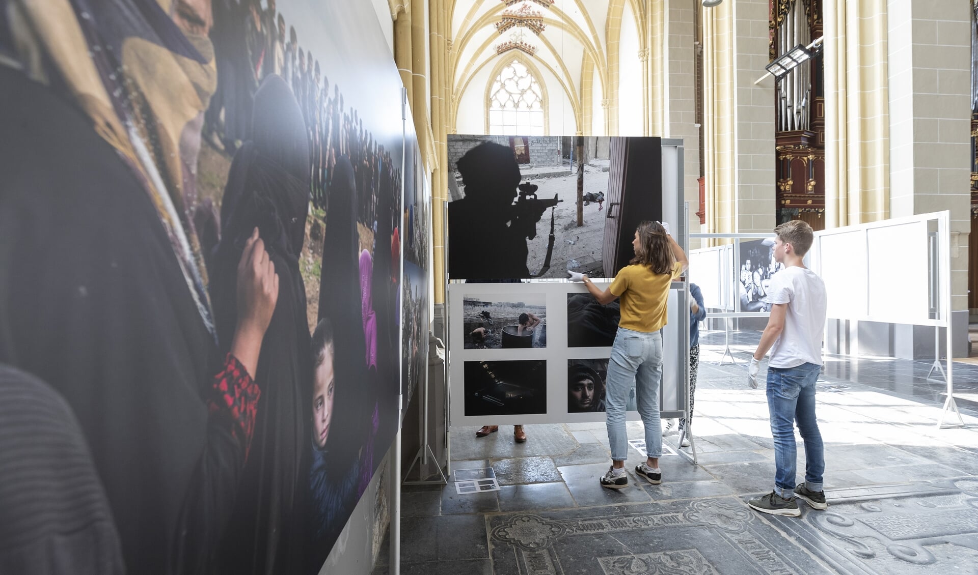 Het bestuur van World Press Photo Zutphen bouwt de tentoonstelling op in de Walburgiskerk. Vanaf vrijdag 6 juli 10.30 uur is de tentoontstelling geopend voor het publiek. Foto: Patrick van Gemert/Zutphens Persbureau