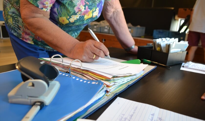 Bij binnenkomst schrijft de Voedselbank cliënt zich in. Foto: Leander Grooten