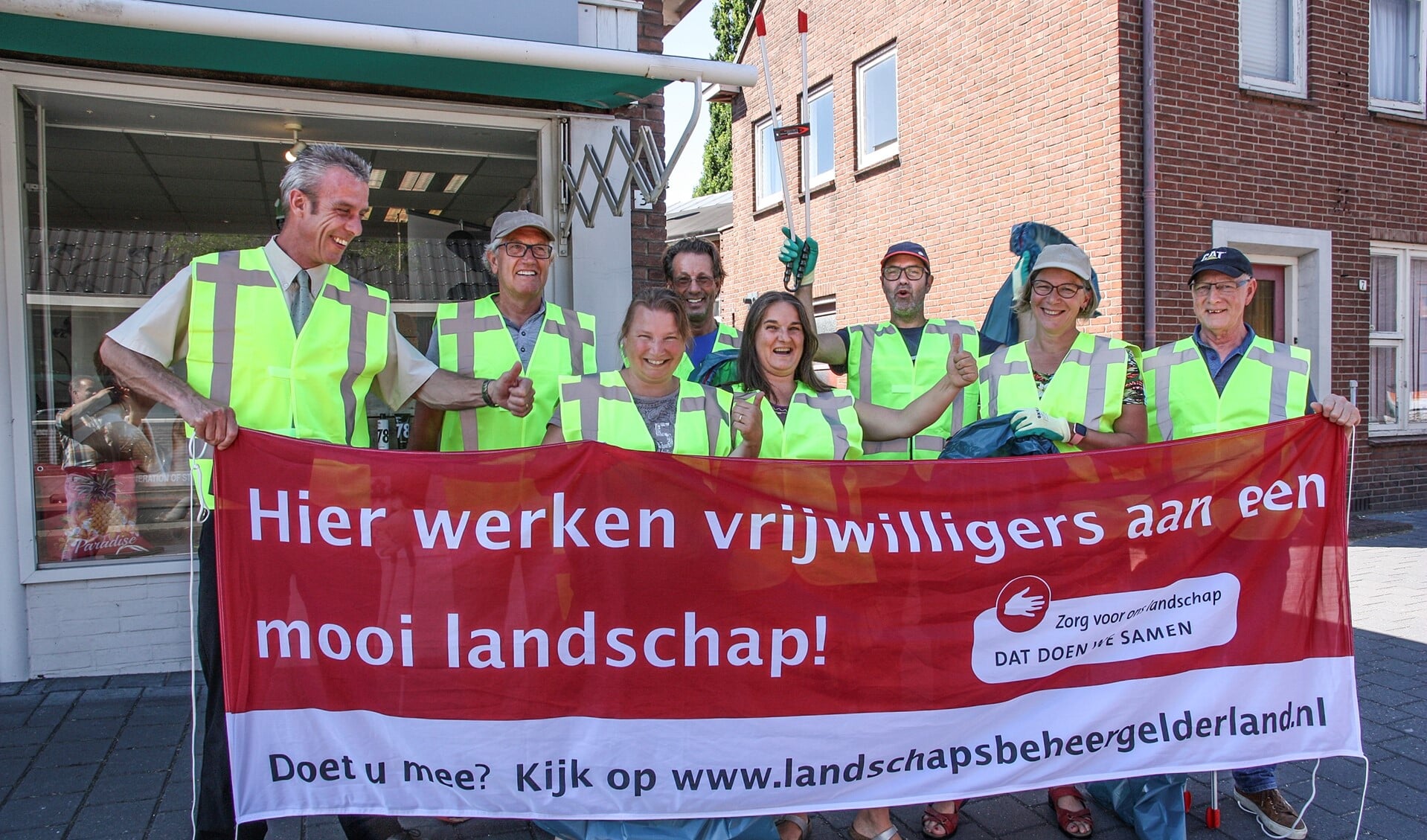 Zwerfafvalbrigade Gaanderen, met links wethouder Rens Steintjes. Foto:  Gerard Mühlradt Fotografie