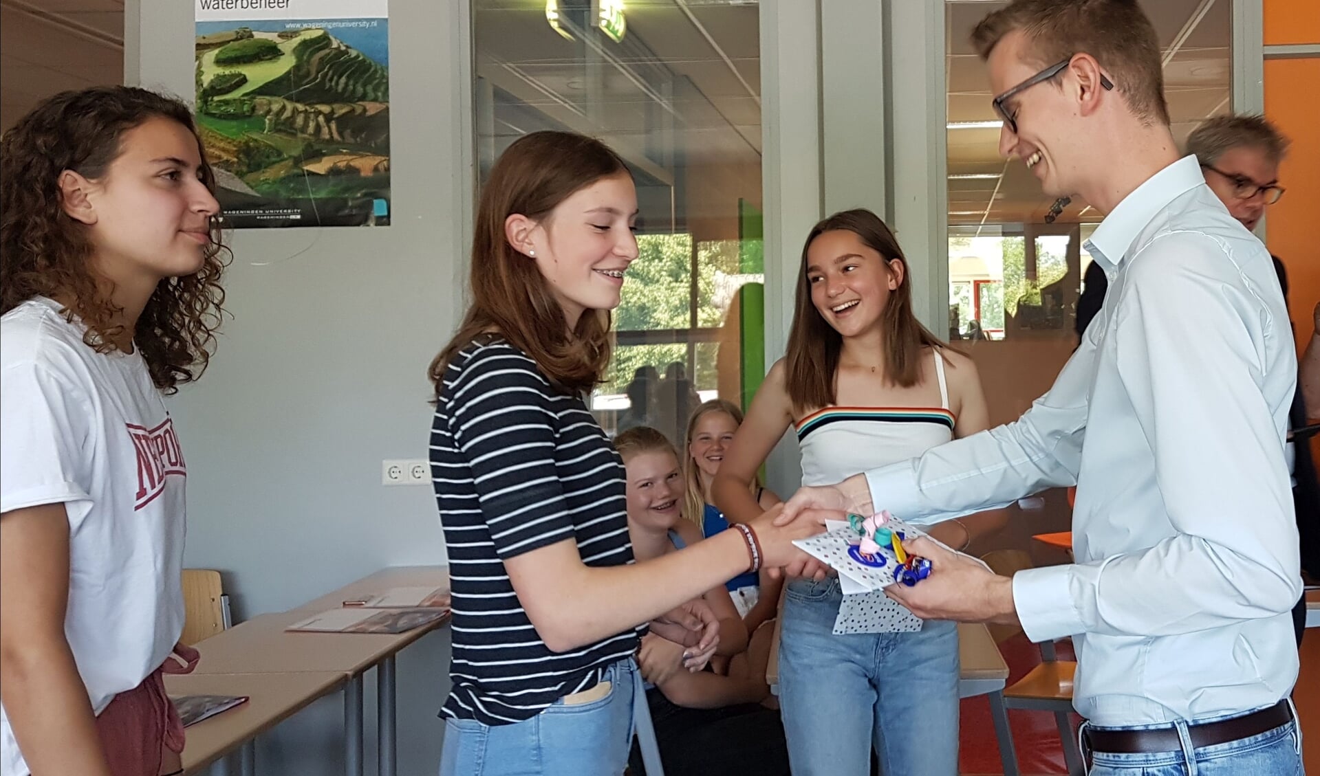 Wethouder Mathijs ten Broeke feliciteert Isa, Milou en Jinre met hun eerste plaats. Foto Erfgoedcentrum Zutphen