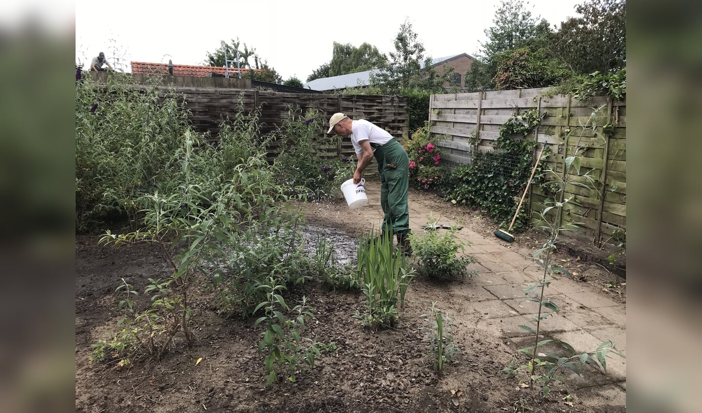Flex-vrijwilliger schoont tuin op via Present Bronckhorst. Foto: PR Present Bronckhorst