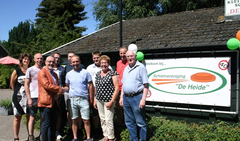 Wethouder Blaauw feliciteert jubilerende vereniging. Foto: PR