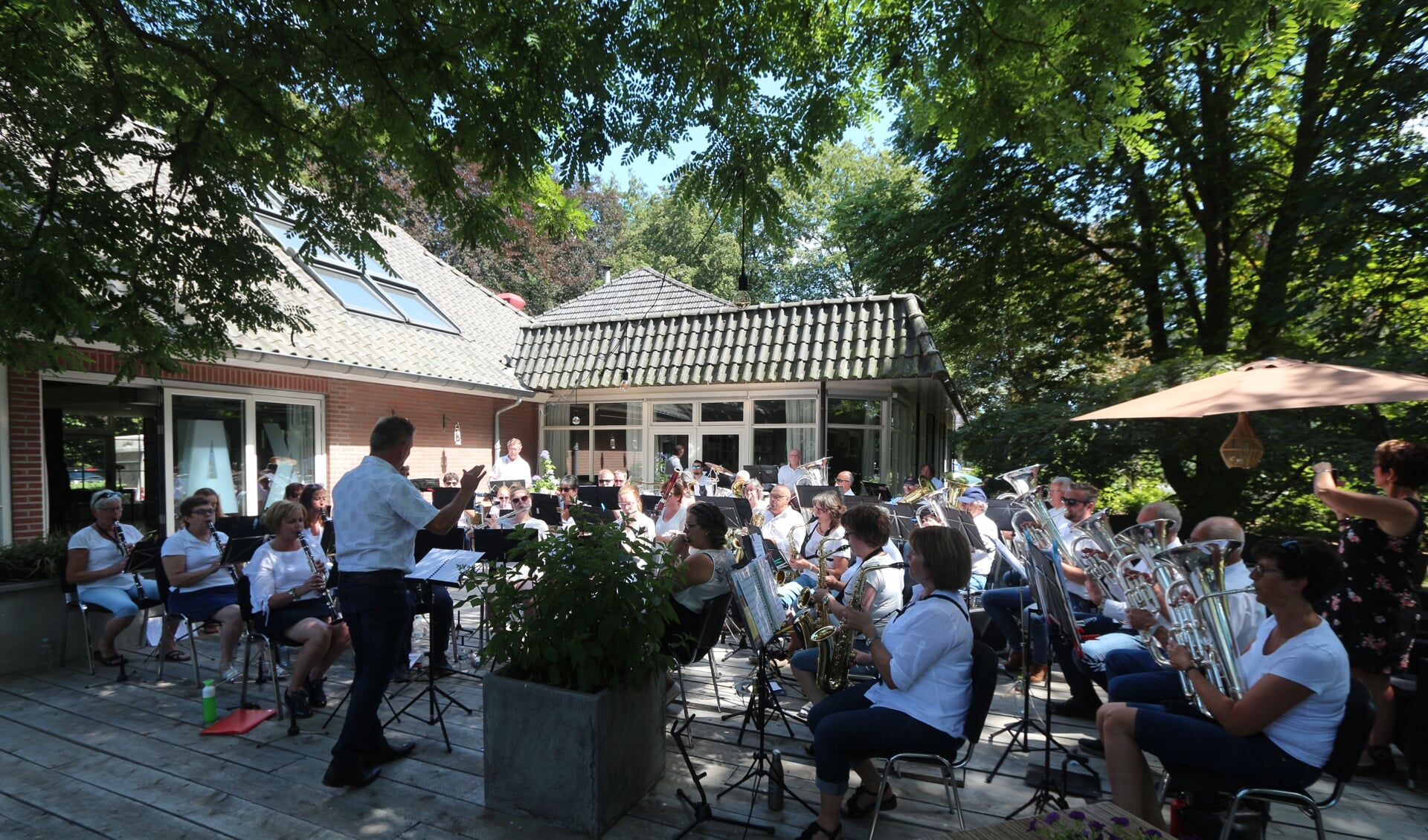 Het concert vond plaats bij de Heeren van Wolfersveen’ in Wolfersveen. Foto: Eddy Jolink