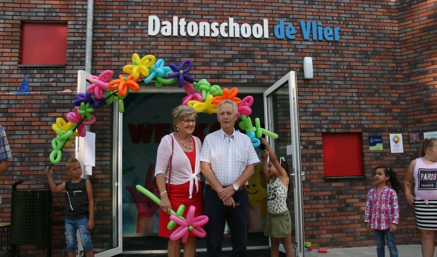 De aankomst van juf Joke en haar man op de vrolijk versierde school. Foto: PR
