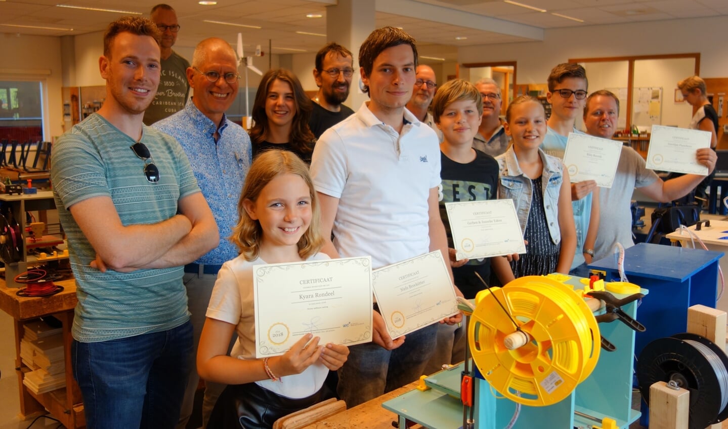 De geslaagden met hun dikverdiende certificaat, dat hen ook nog een eigen 3D-printer opleverde. Foto: Clemens Bielen