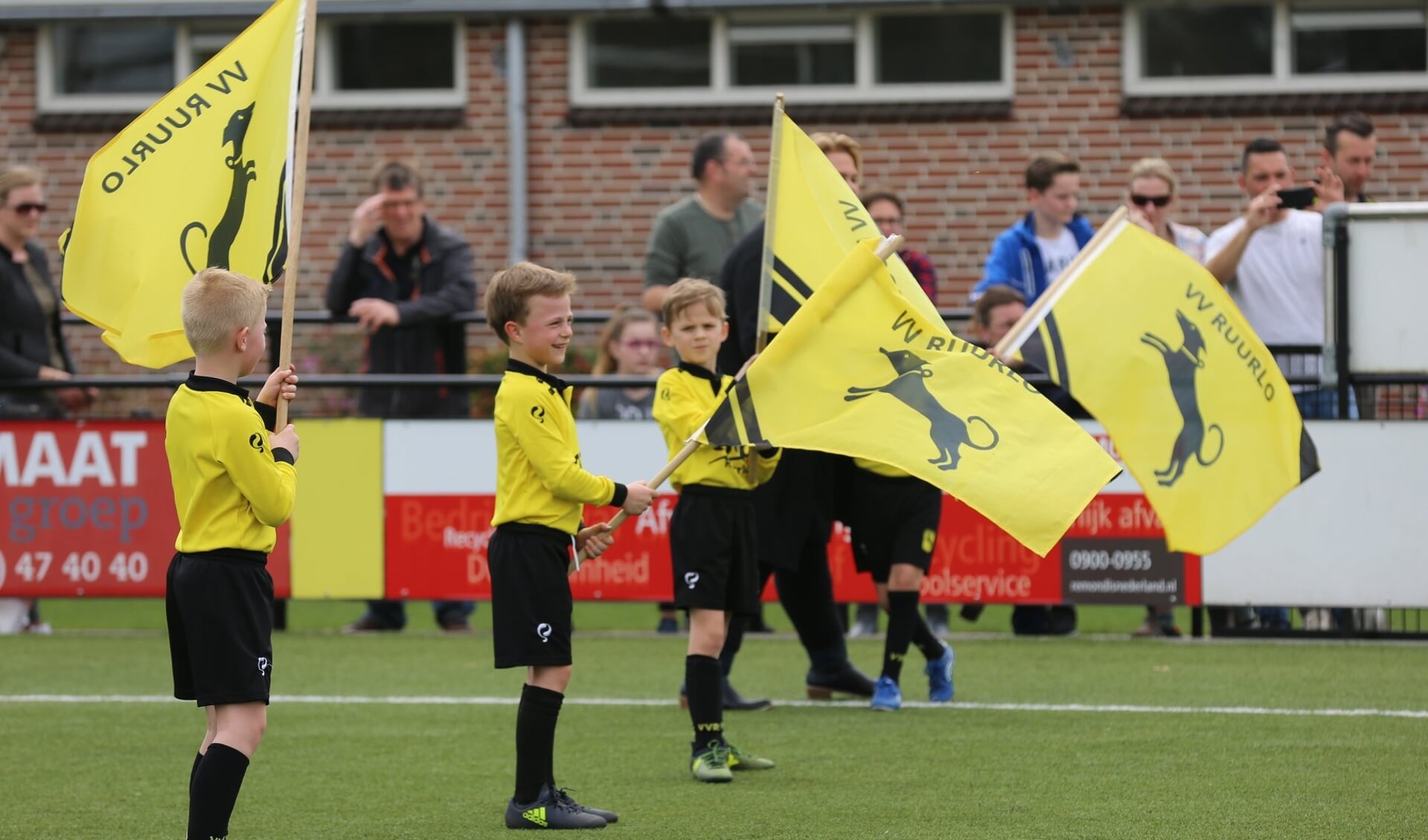 Traditioneel worden de thuisduels van VV Ruurlo 1 opgevrolijkt door de jeugdige 'vlaggende' voetballertjes van VV Ruurlo. Foto: PR.
