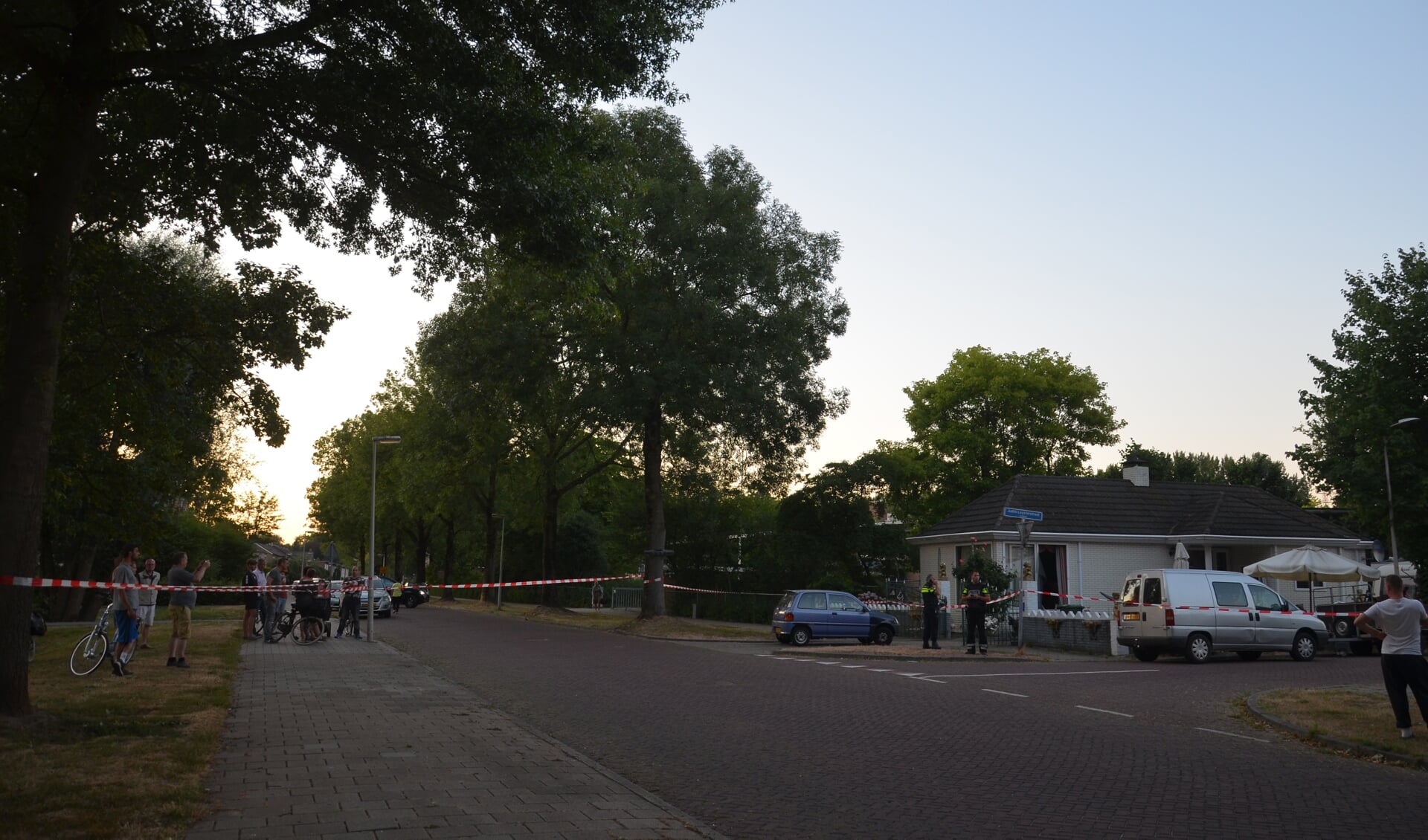 Straat in Zutphen afgezet voor politieonderzoek naar schietincident. Foto: GinoPress B.V.