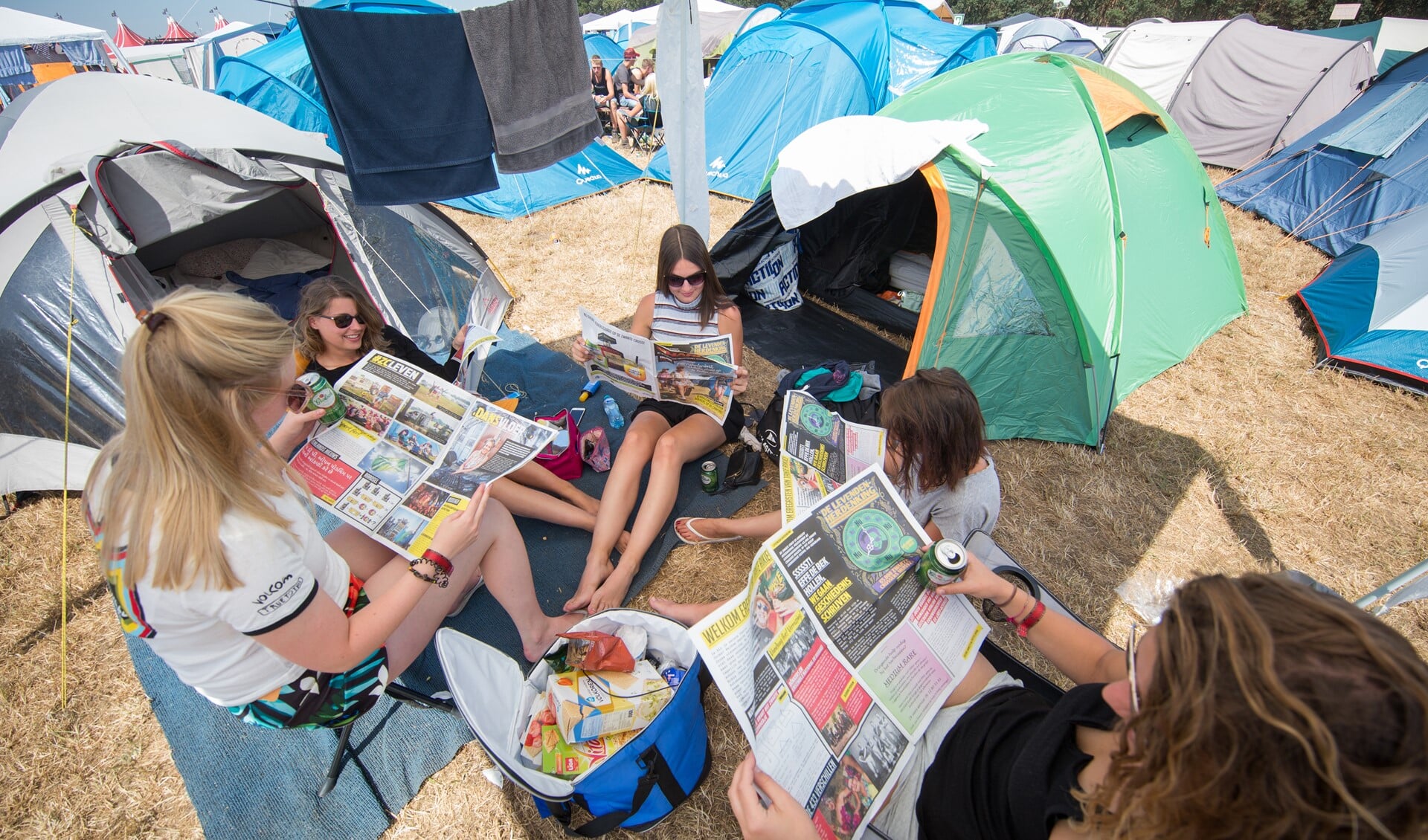 Lekker een krantje lezen op de camping. Foto: Kamiel Scholten