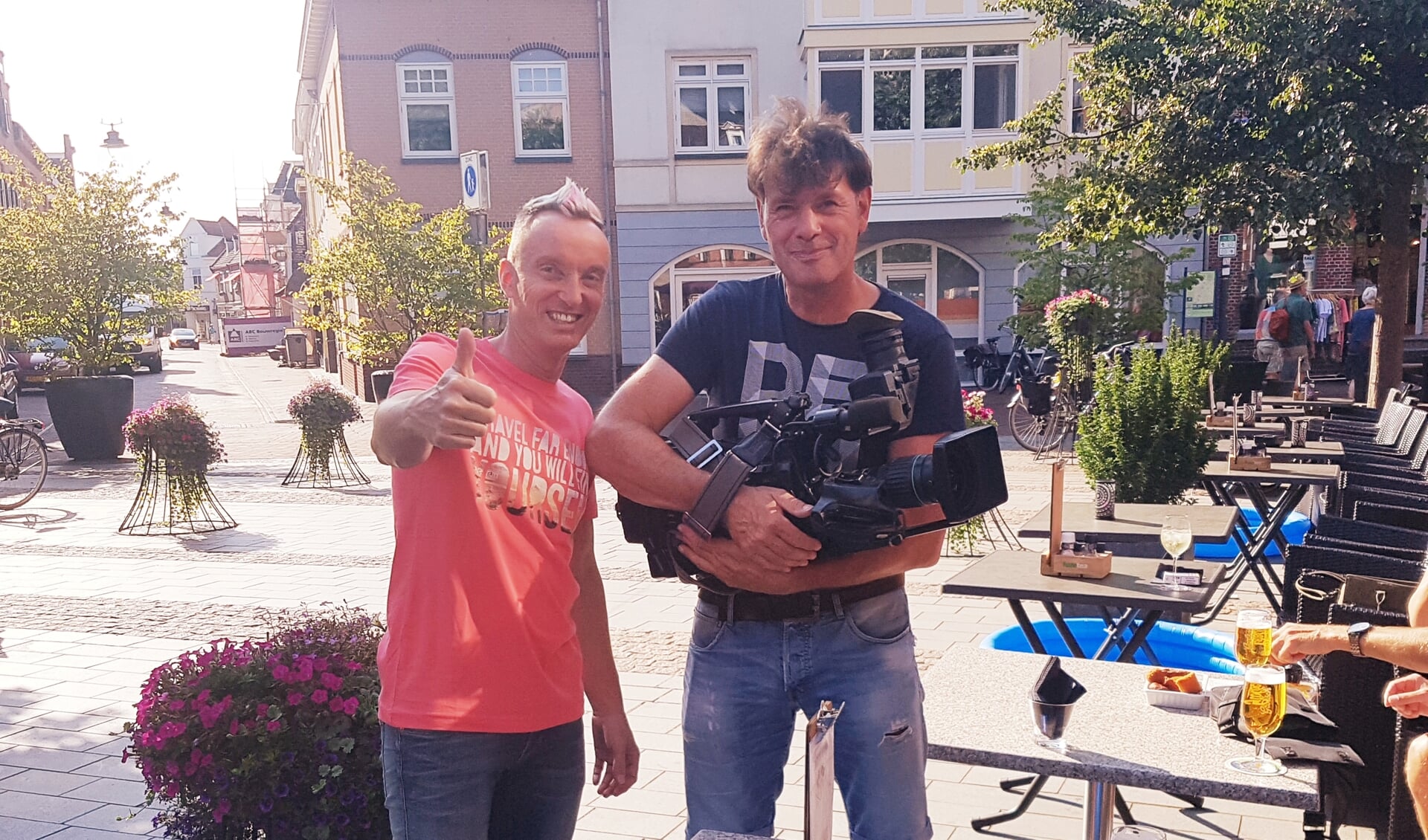 Opnames op de Markt in Groenlo voor de nieuwe clip van Stefan Mondial (l). Foto: Kyra Broshuis