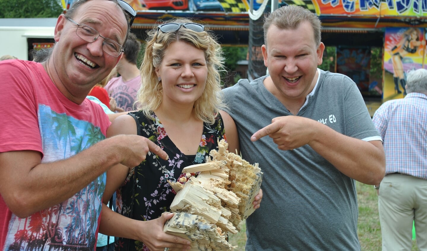 Schutterskoningin Kim met Eddie en Eduard, de omroepers tijdens het vogelschieten. Foto: P. Posthuma