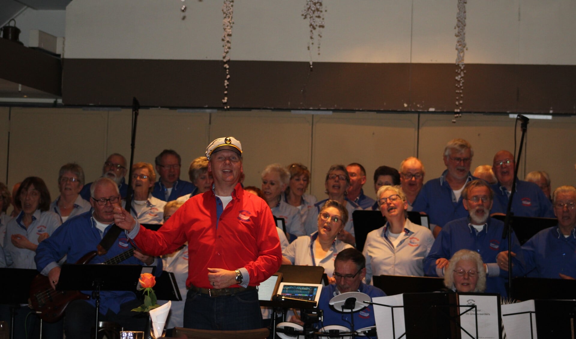 De Grensvaarders, met vooraan in rood overhemd dirigent Feico van Soest. Foto: PR