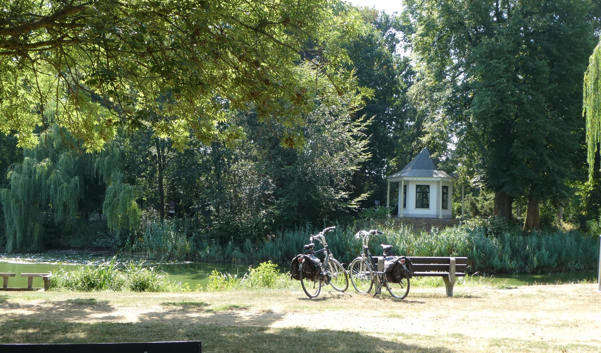 Het Vestingpark in Bredevoort is een wandeling waard. Foto: B. Bruggink